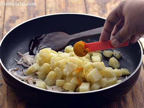 Puri Bhaji, Poori Bhaji, Aloo Puri Bhaji Recipe