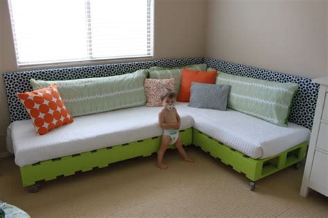 DIY Kid's Pallet Bed