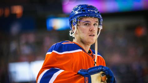 Oilers' Connor McDavid 'ahead of schedule' in recovery from broken clavicle