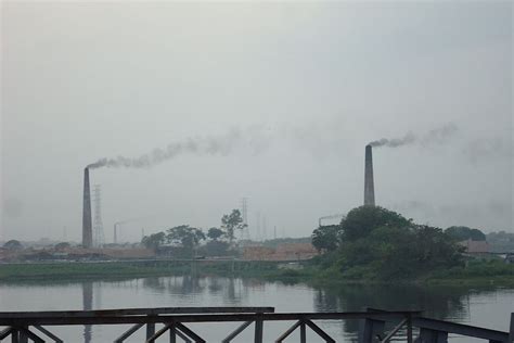 Dhaka chokes on air pollution | News | Eco-Business | Asia Pacific