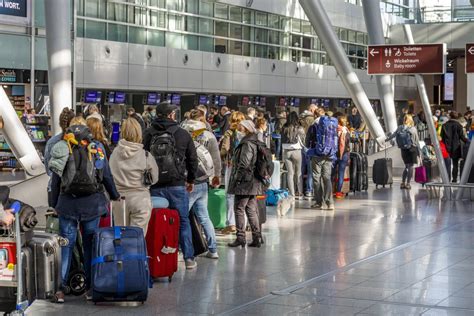 Flughafen Düsseldorf stellt beliebten Service ein! Reisende außer sich - DerWesten.de