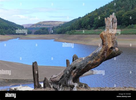 Howden reservoir dam hi-res stock photography and images - Alamy