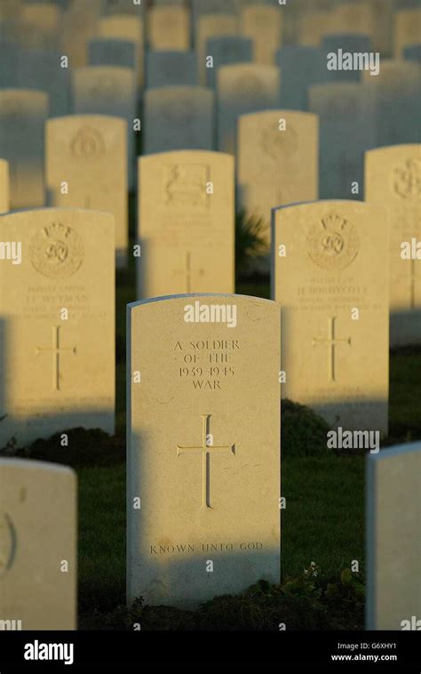 Unmarked grave hi-res stock photography and images - Alamy