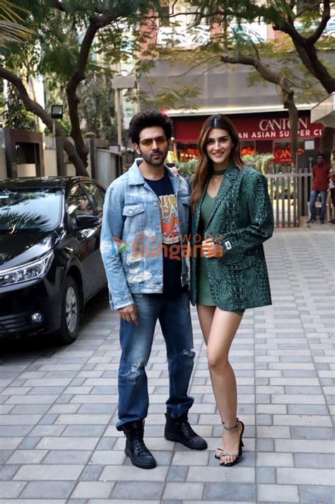 Photos: Kartik Aaryan and Kriti Sanon snapped promoting their film ...