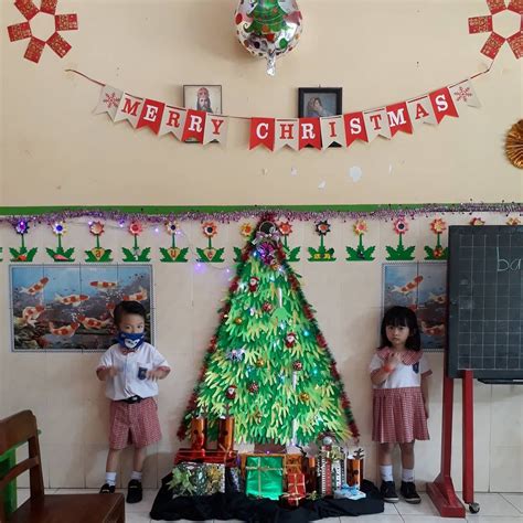 Merry Christmas garland and paper cutout Christmas tree to decorate the classroom. | Christmas ...