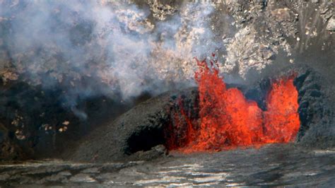 VIDEO: Kilauea Volcano Eruption Update, Vents Feed Lava Lake