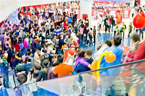 14,200+ Shopping Mall Crowd Crowded Store Stock Photos, Pictures ...