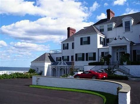 An Inside Look At Taylor Swift's $17 Million Dollar Rhode Island Mansion (18 pics)