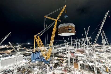 This is Somerset's 'Big Carl' - the largest crane in the world stationed at Hinkley Point ...