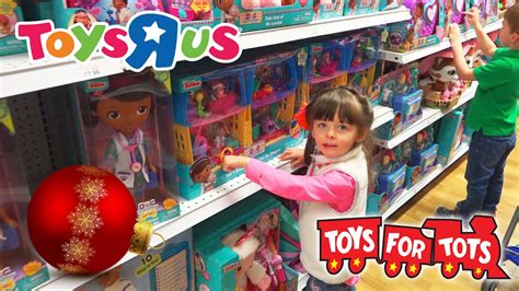 Toys R Us CHRISTMAS TOY HUNT | Toys For Tots | Kinder Playtime - YouTube