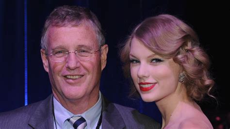 Taylor Swift's father 'fights off burglar who broke into his $4m flat' | Ents & Arts News | Sky News