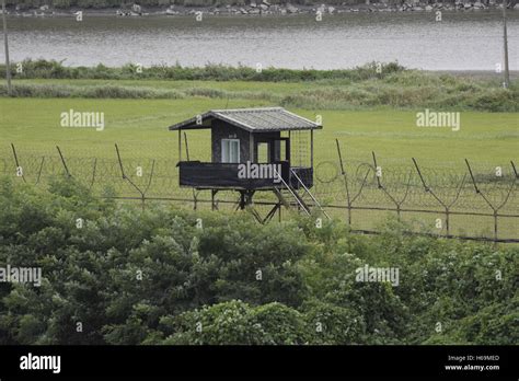 North and south korea border hi-res stock photography and images - Alamy