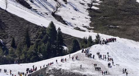 Tourists throng Kashmir to enjoy snow and sunshine | Destination-of-the ...