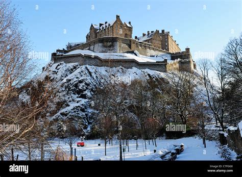 Edinburgh castle in winter snow hi-res stock photography and images - Alamy