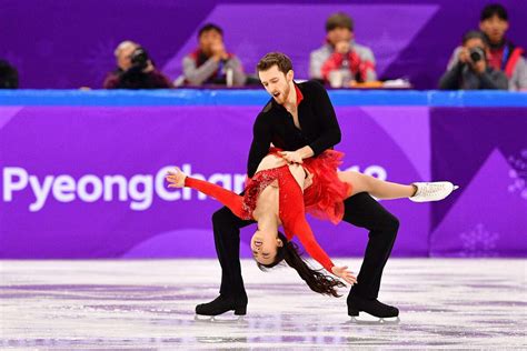 Ice dancer expertly plays off wardrobe malfunction during Olympics performance