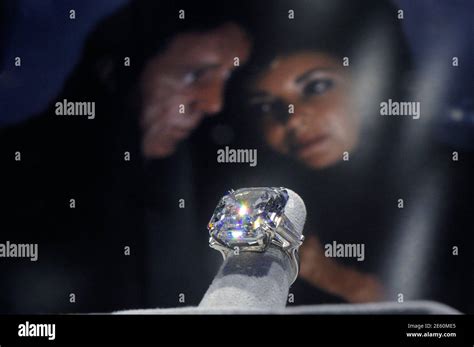 Elizabeth taylor diamond ring 33 hi-res stock photography and images - Alamy