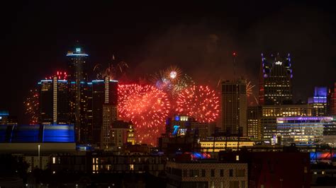 Detroit sky ablaze in fireworks, and from the ground, a chorus of 'oohs ...