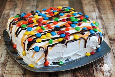 Quick and easy Ice Cream Cake Recipe - Mom vs the Boys