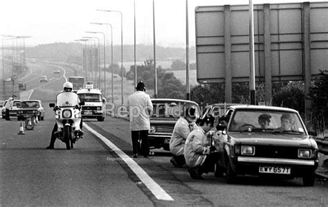 Reportage photo of Battle of Orgreave 1984. Police roadblock preventing... 16... | Report digital