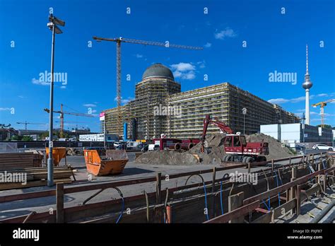 Scaffolding on the west facade of the City Palace, reconstruction of ...