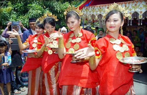 Budaya Sulawesi Selatan - THE COLOUR OF INDONESIA