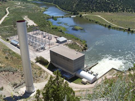 File:Hydroelectric power plant Glendo Sp.JPG