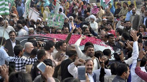 Panama Papers: Former Pak PM Nawaz Sharif appears before court to face ...