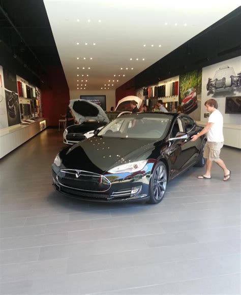 Tesla dealership in California | Vehicles