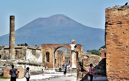 Pompeii guided day tour from Rome with a stop in Naples daily