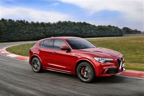 Alfa Romeo Stelvio Quadrifoglio, por 104.000 euros es más rápido y caro que el Macan