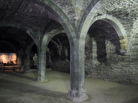 Pin by Zuhnay on Cellar | Newark castle, Castle, Medieval castle