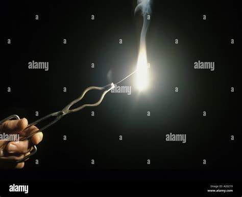 Burning magnesium ribbon hi-res stock photography and images - Alamy