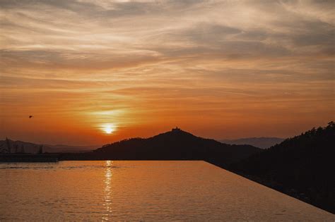 Infinity pool overlooking the sunset | Free Stock Image - Barnimages