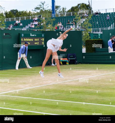 Amanda Anisimova, American tennis player, serves at the Wimbledon Stock Photo, Royalty Free ...