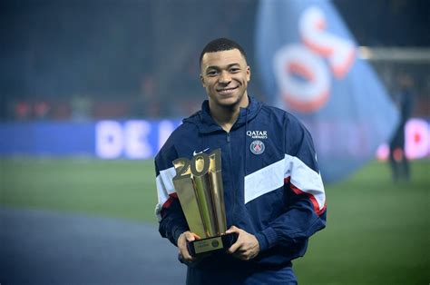 Mbappe eclipses Cavani to become PSG's all-time top scorer | Daily Sabah