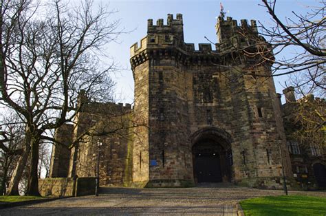 Lancaster Castle © Ian Taylor cc-by-sa/2.0 :: Geograph Britain and Ireland