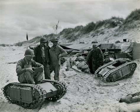 "Careful examination" of captured SdKfz 302 Goliath robot mines ...