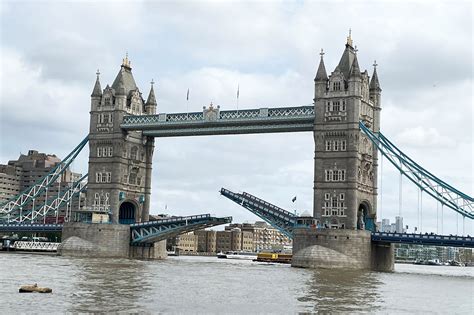 Travel chaos as London’s Tower Bridge ‘stuck open’ | The Independent