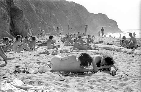 25 Pictures That Show Just How Far Out Beach Life Was In '70s | Beach life, Beach, History pictures