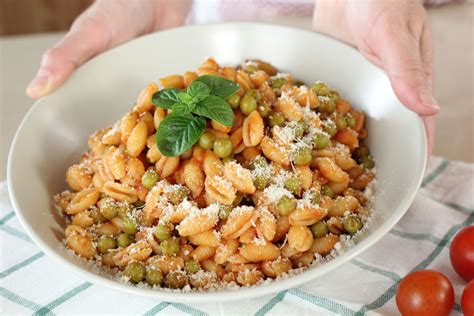 Gli gnocchetti sardi pomodoro e piselli sono un piatto molto veloce e semplice da preparare, è ...