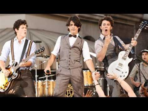 VIDEO : The Jonas Brothers Share Behind-The-Scenes Look At Music Video - News People