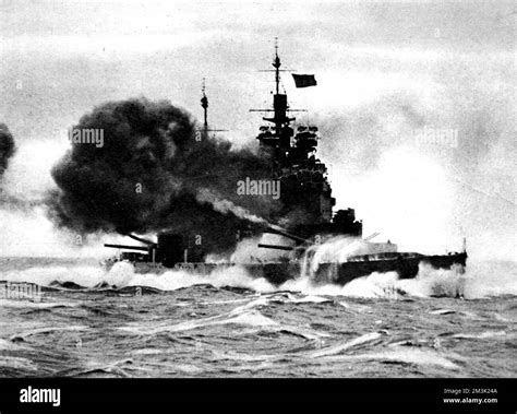 Battleship firing 1944 hi-res stock photography and images - Alamy