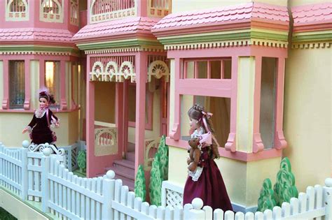 Barbie Dollhouse Wallpaper - WallpaperSafari