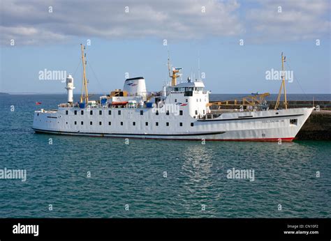 Isles of scilly to penzance ferry hi-res stock photography and images ...