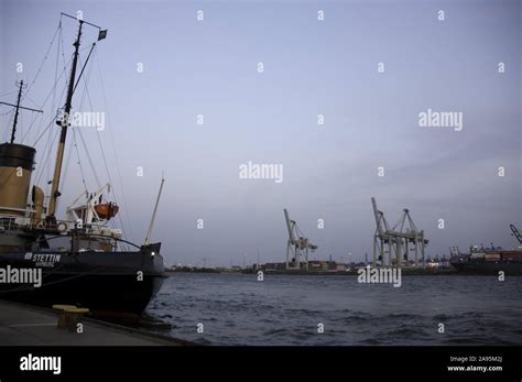 Hamburg, Hafen bei Nacht Stock Photo - Alamy