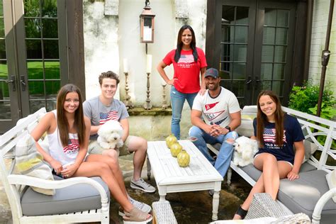 Sara Evans and Family Wear Old Navy Flag Tees | Country Music Rocks