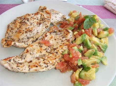 Pechuga de pollo al limón y orégano con tomate y aguacate, de dieta ...