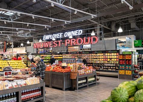 Hy-Vee’s newly ‘reimagined’ store takes pride in produce | The Packer