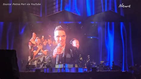 Robbie Williams’ surprise proposal stunt at Sydney concert | news.com ...