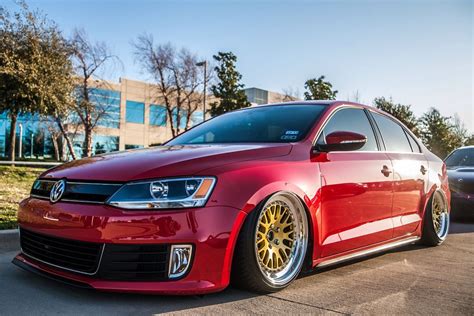 Jetta MK VI slammed with all its sharp yet smooth lines caught and defined perfectly in that sun ...